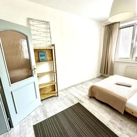 Family-friendly With Free Parking In Apartamento Bratislava
